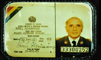 8-Barbie-posa-para-su-Cedula-Militar